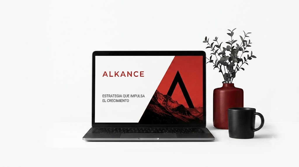 Presentación de marca Alkance en un laptop, junto a una planta y una taza sobre un escritorio